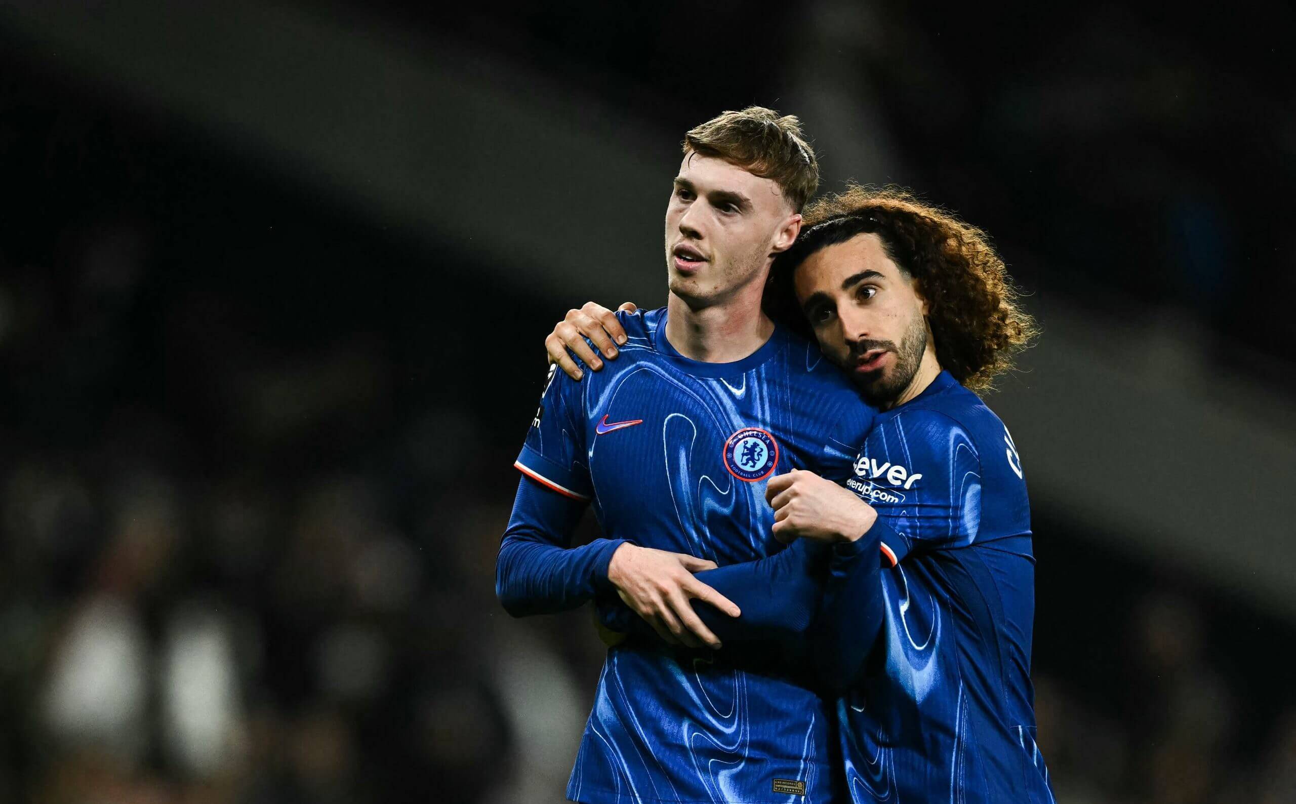 游戏攻略大全切尔西主场大捷,球员赛后激动庆祝胜利,查看经营帮助环境.