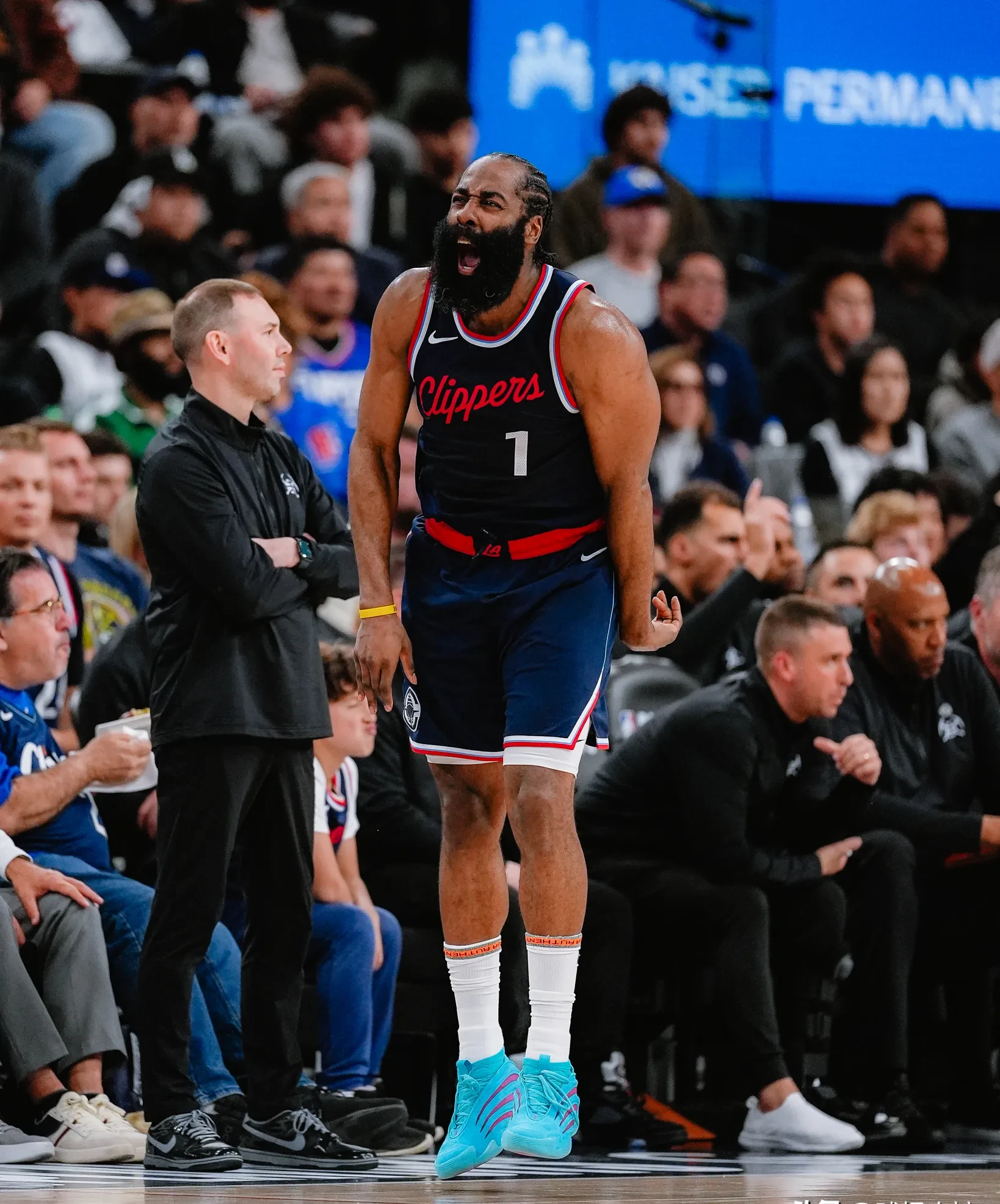 游戏技巧分享哈登重返赛场,重返赛场首场状态出色,切尔西观众沸腾!